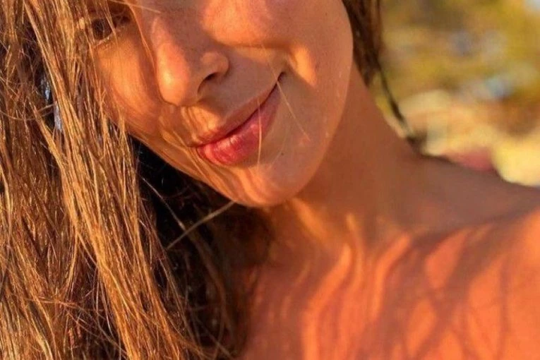 Prepoznajete li lepoticu sa fotografije? Već joj nedostaje leto