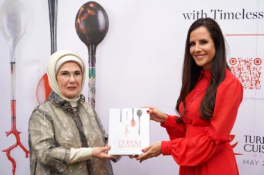 PRVA DAMA SRBIJE NAPRAVILA GALA DOČEK EMINI ERDOGAN: Osmesi govore više od REČI (FOTO)