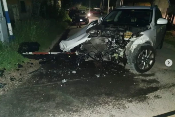 VOZ NALETEO NA AUTOMOBIL U LAĆARAKU! Rampa bila podignuta, vozilo potpuno smrskano! (FOTO)