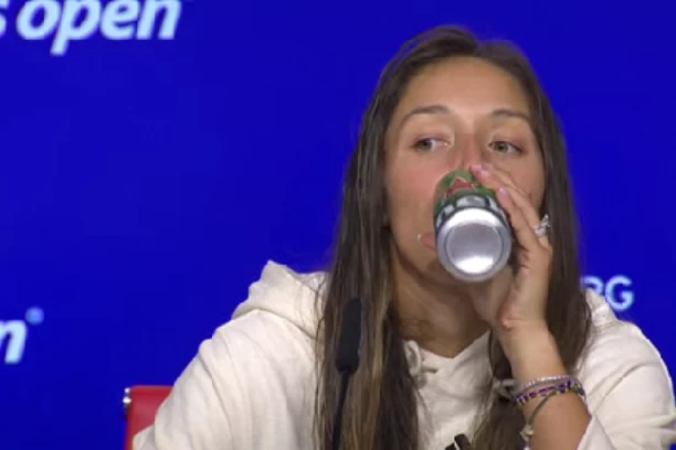 PIJE DA ZABORAVI: Pegula ispala sa US Opena, pa utehu pronašla u pivu! (VIDEO)