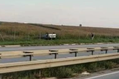 AUTOMOBIL SLETEO U JARAK PA SE PREVRNUO NA KROV! Saobraćajka kod isključenja za Batajnicu! (FOTO)