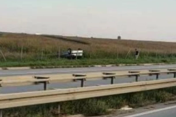 AUTOMOBIL SLETEO U JARAK PA SE PREVRNUO NA KROV! Saobraćajka kod isključenja za Batajnicu! (FOTO)