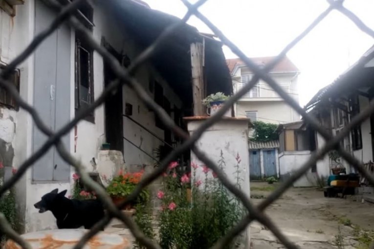 Dvorište u kom je snimana serija "Srećni ljudi!"