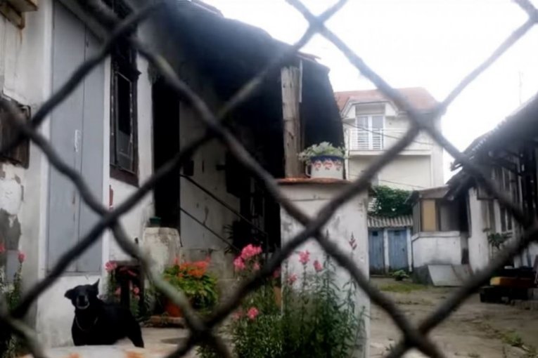 Dvorište u kom je snimana serija "Srećni ljudi!"