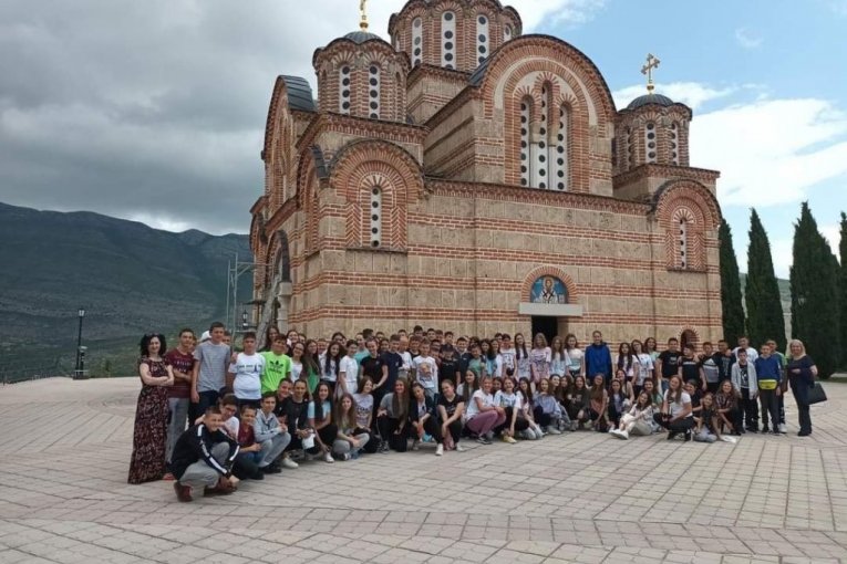 Dan srpskog jedinstva, slobode i nacionalne zastave: 50 učenika iz istočno-hercegovačkih opština u poseti Srbiji!
