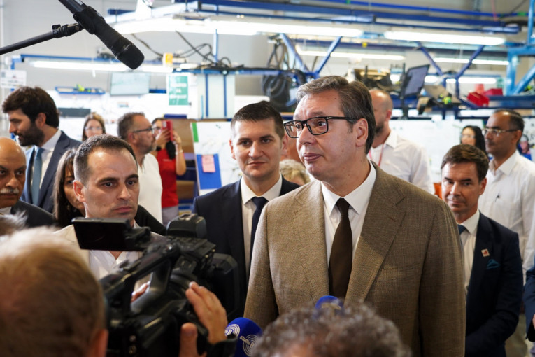 Predsednik Aleksandar Vučić u obilasku kompanije Motherson group u Požarevcu