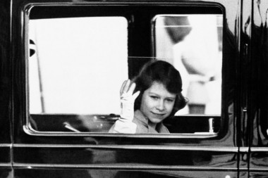FOTOGRAFIJA ELIZABETE DRUGE KAKVU JE SVET NE PAMTI: POTRESNA objava kraljevske porodice nakon njene sahrane (FOTO)