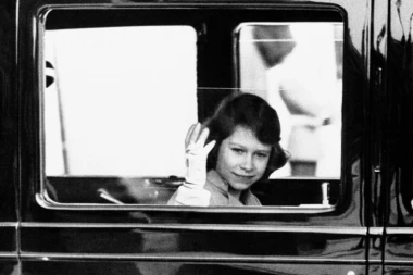 FOTOGRAFIJA ELIZABETE DRUGE KAKVU JE SVET NE PAMTI: POTRESNA objava kraljevske porodice nakon njene sahrane (FOTO)