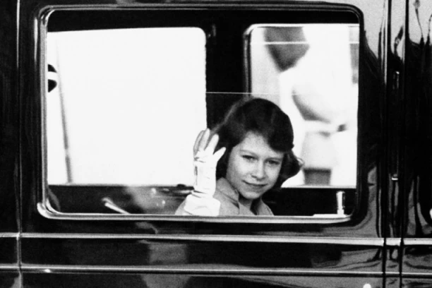 Detalj o PROŠLOSTI kraljice Elizabete mnogi nisu znali: Evo kako je dobila NADIMAK o kom sad svi pričaju!