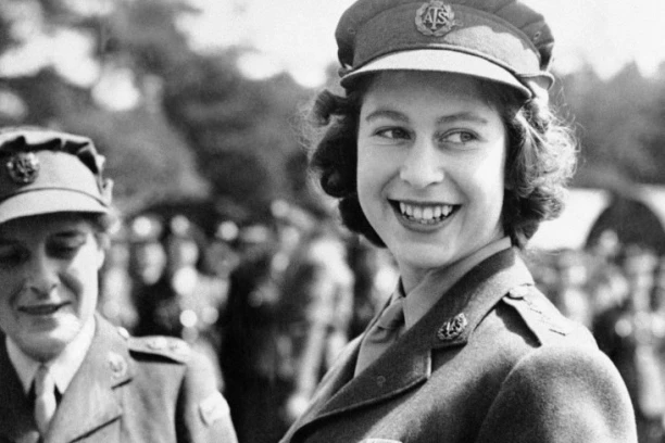 PRVO OGLAŠAVANJE KRALJEVSKE PORODICE: Elizabeta II je umrla mirno