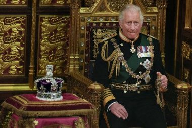 OVO SU NASLEDNICI KRALJA ČARLSA III! Objavljena nova slika: Jedan princ sa jedne, drugi sa druge strane! (FOTO)