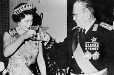 TITO JOJ PRIREDIO SPEKTAKULARAN DOČEK: Ovako je izgledala jedina poseta Srbiji kraljice Elizabete II