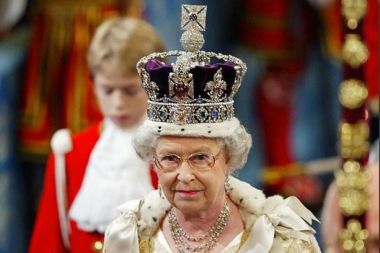 Otkriveni TAJNI ZNAKOVI kraljice ELIZABETE II: Uvek je ovo činila na javnim događajima, niko nije mogao da je otkrije! (FOTO)