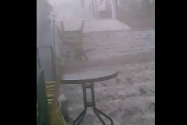 JEZIVI SNIMCI POTOPA HERCEG NOVOG: Voda ŠIKLJA sa svih strana, čuvene stepenice POD VODOM !(VIDEO)