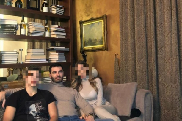 EKSKLUZIVNA FOTOGRAFIJA UBIJENOG VUKOTIĆA SA PORODICOM: Sin u majici očevih krvnih neprijatelja?