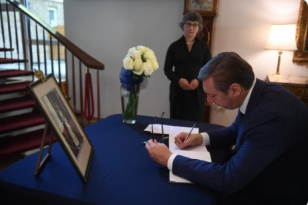 BILA JE VOLJENA I POŠTOVANA! Predsednik Vučić se upisao u knjigu žalosti povodom smrti KRALJICE ELIZABETE!