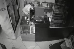 PLJAČKA UŽIVO! Pogledajte kako lopovi provaljuju u lokal u Baklanskoj i uzimaju sve što im padne pod ruku! (VIDEO)