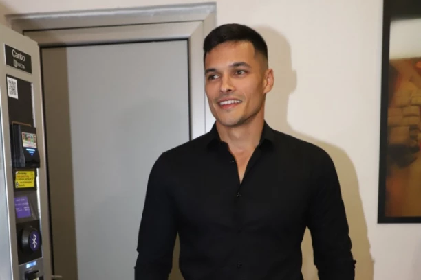 Marka čeka DEVOJKA napolju? Oglasila se MISICA, usledio potpuni ŠOK, u njoj je našao UTEHU? (FOTO)