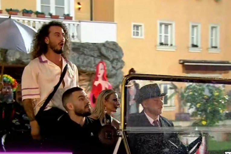 Druga grupa zadrugara ulazi u Belu kuću