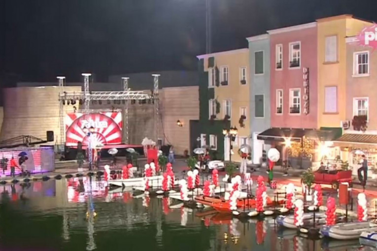 Druga grupa zadrugara ulazi u Belu kuću