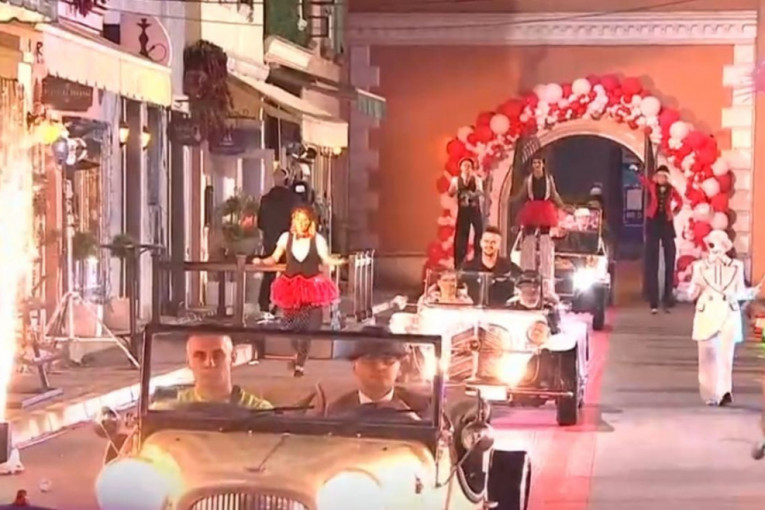 Treća grupa zadrugara ulazi u Belu kuću