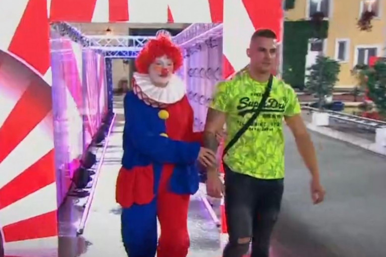 Treća grupa zadrugara ulazi u Belu kuću