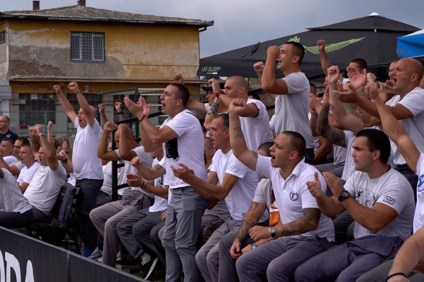 Osuđenici na tribinama tokom utakmice basketa 3x3