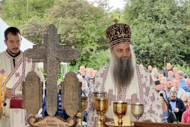 PATRIJARH PORFIRIJE SLUŽIO LITURGIJU U JASENOVCU: Praštamo, ali ne zaboravljamo! (FOTO, VIDEO)
