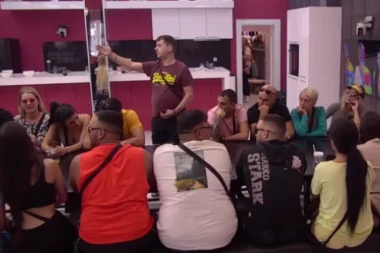 Jelena Golubović URNISALA Ivana Marinkovića! Haos za Crnim stolom, pljušte UVREDE na sve strane! (VIDEO)