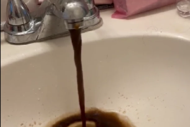 OGAVAN PRIZOR U AMERICI: Pustila vodu na česmi, a iz nje krenula da izlazi SMEĐA TEČNOST (VIDEO)