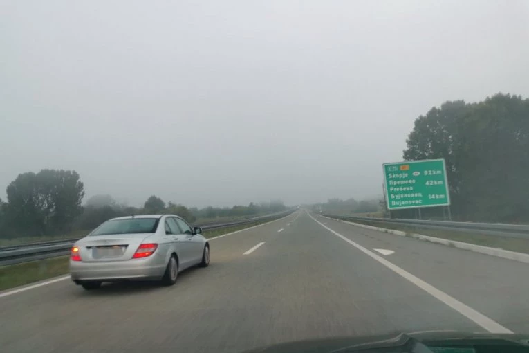 POVREĐENE NA RUKAMA NOSILI DO VOZILA HITNE POMOĆI! Teška nesreća kod Vranja: Vatrogasci sekli vozilo da izvuku ljude!