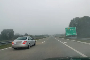 POVREĐENE NA RUKAMA NOSILI DO VOZILA HITNE POMOĆI! Teška nesreća kod Vranja: Vatrogasci sekli vozilo da izvuku ljude!