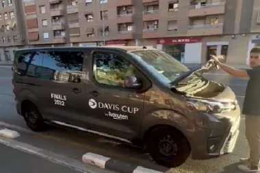 DRAMA U VALENSIJI: Kombi Dejvis kup reprezentacije Srbije se umalo zapalio, dim KULJAO na sve strane! (VIDEO)