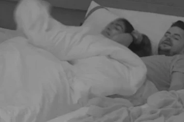 PALA PRVA VRELA AKCIJA U ZADRUZI: Slovenka zadovoljila Lil Broksa, pred svim zadrugarima napravili HAOS! (VIDEO)