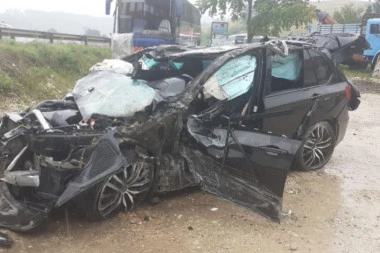 OVO JE BMW SMRTI: Jeziva fotografija SMRSKANOG vozila ledi krv u žilama (FOTO)
