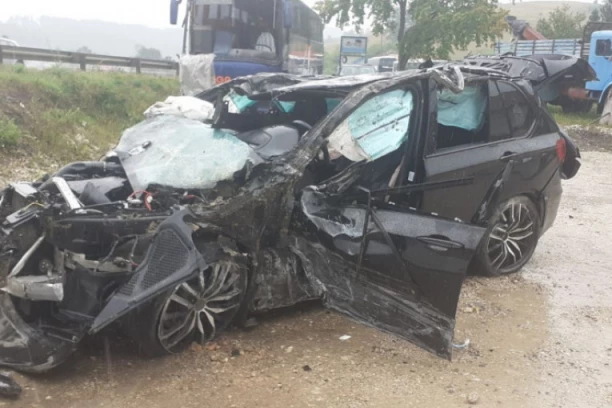OVO JE BMW SMRTI: Jeziva fotografija SMRSKANOG vozila ledi krv u žilama (FOTO)