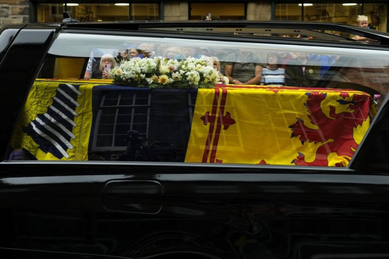 Kovčeg sa telom kraljice Elizabete danas stiže u London