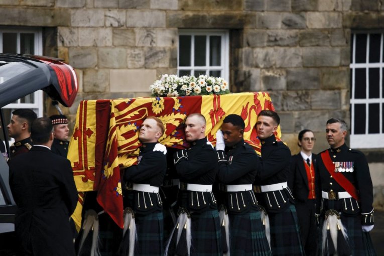Kovčeg sa telom kraljice iz Balmorala stigao u Edinburg (FOTO)
