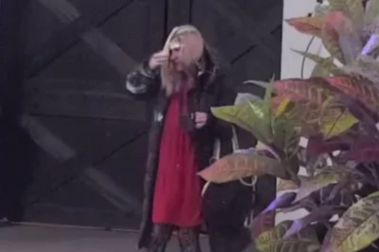 Uroš Ćertić polio Jelenu Golubović