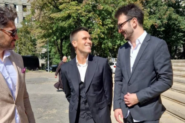 ŽENIDBA Đorđa Đokovića! Trubači ispred crkve Svetog Marka, Novak deli pare šakom i kapom! (FOTO)