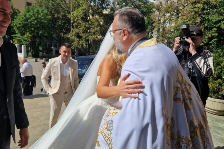 Saška Veselinov sa sveštenikom