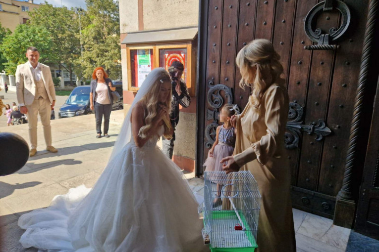 Saška Veselinov ispred crkve