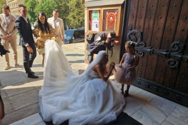 PAPAGAJ na venčanju Đokovića! Emotivne scene na ulazu crkve, Saška KLEKNULA i OPROSTILA se, čuva ga od TREĆE godine! Značenje ptice na svadbi je JAKO! (FOTO)