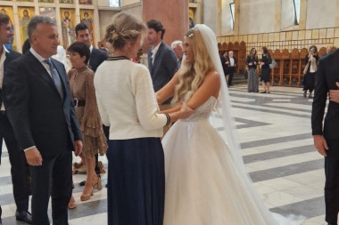 MODNI OKRŠAJ DVE PRIJE: Na venčanju ĐORĐA ĐOKOVIĆA svi su gledali u ove dve dame! (FOTO)