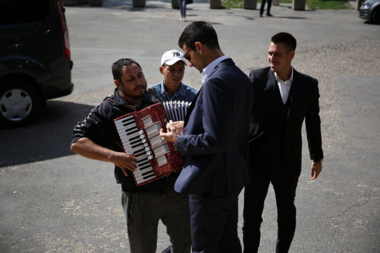 Novak Đoković daje pare muzici