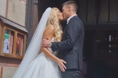 EVO KAKO JE IZGLEDAO PRVI POLJUBAC NOVOPEČENIH MLADENACA: Đokovići sijaju od SREĆE (VIDEO)