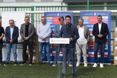 VIŠE OD DVE HILJADE TIMOVA DOBILO OPREMU: Bjeković u Sremskoj Mitrovici - vredna donacija FSS klubovima PFS Srem i FS Novog Sada!