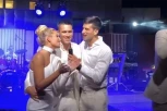 NOVAK NAPRAVIO ŠOU NA SVADBI: Uzeo mikrofon od Sergeja Ćetkovića, pa UGLAS sa bratom i snajkom zapevao PRELEPU BALADU! (FOTO)