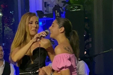 I profesionalci imaju tremu: Aleksandra izvela Nadicu na scenu, ona zaboravila tekst pesme! (FOTO)