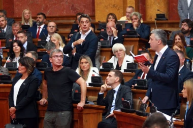 NE DAJU NI PEDALJ SKUPŠTINKE FOTELJE: Opozicioni poslanici prave cirkus, Kosovo im zadnja rupa na svirali